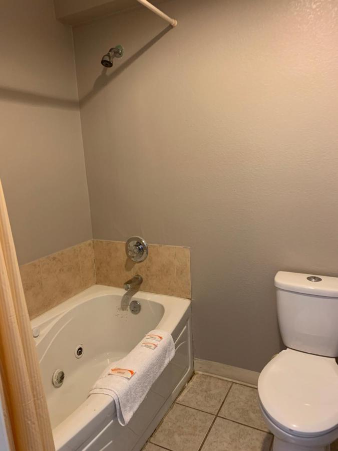 נוקסוויל Royal Inn & Suites מראה חיצוני תמונה